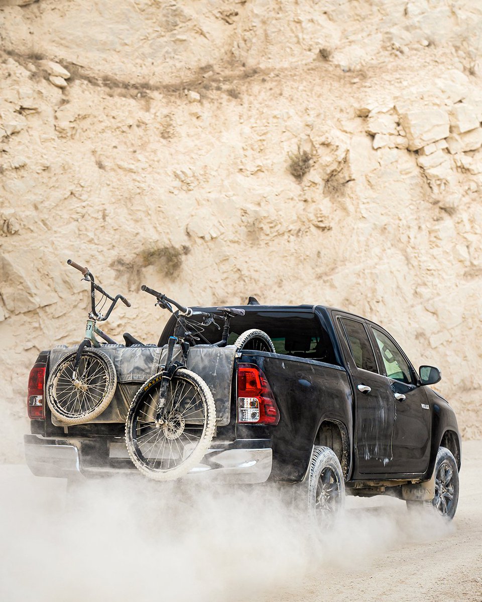 ToyotaMN's tweet photo. * Хотод хэт том биш,
* Хөдөө хүч сайтай,
* Аялалд даацтай,
* Тоноглоод Дакарт уралддаг шалгарсан Toyota HiLux.
#ToyotaMongolia 
Дэлгэрэнгүй мэдээллийг: https://t.co/bFp7ZqzIfN https://t.co/FsWawAd9B1
