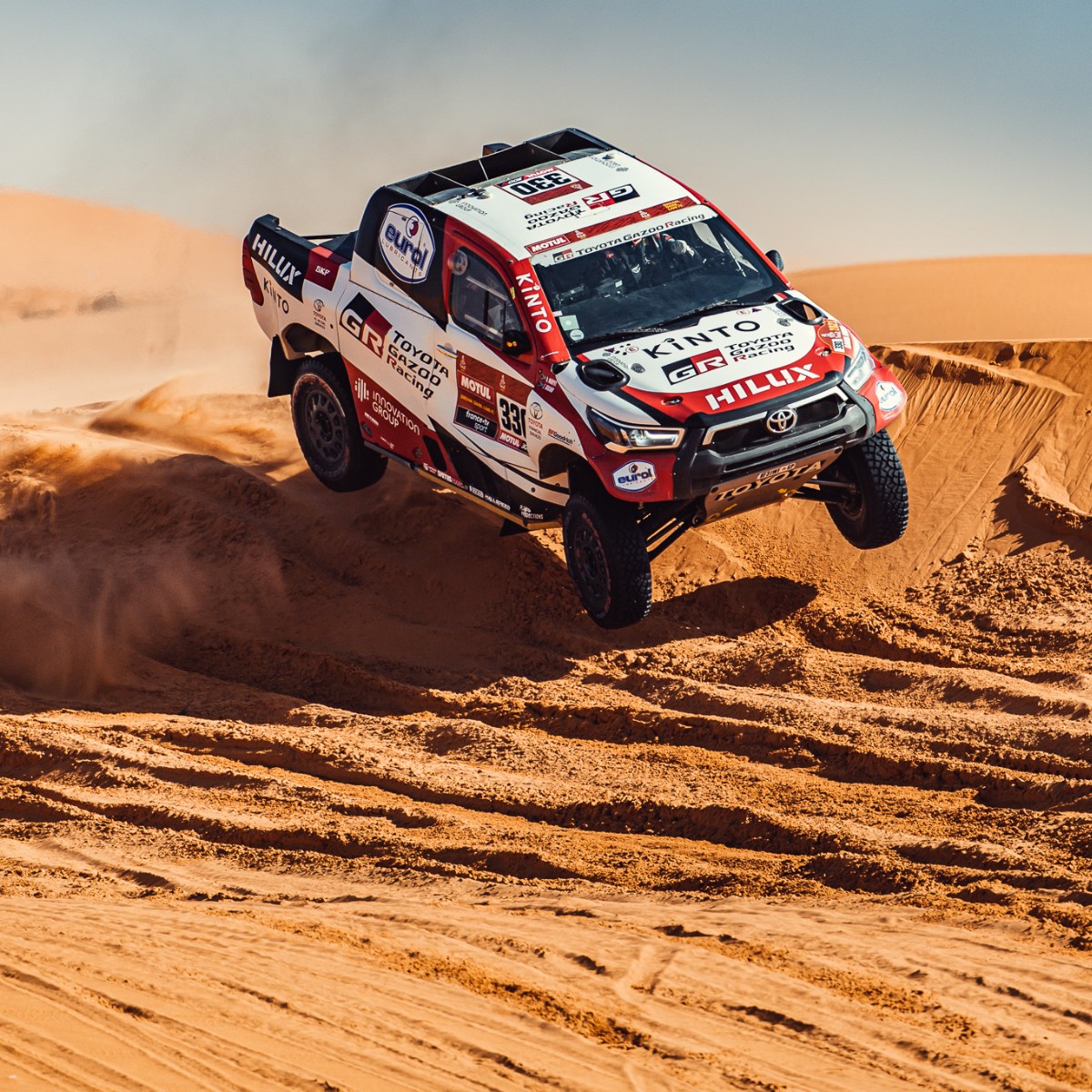 ToyotaMN's tweet photo. * Хотод хэт том биш,
* Хөдөө хүч сайтай,
* Аялалд даацтай,
* Тоноглоод Дакарт уралддаг шалгарсан Toyota HiLux.
#ToyotaMongolia 
Дэлгэрэнгүй мэдээллийг: https://t.co/bFp7ZqzIfN https://t.co/FsWawAd9B1