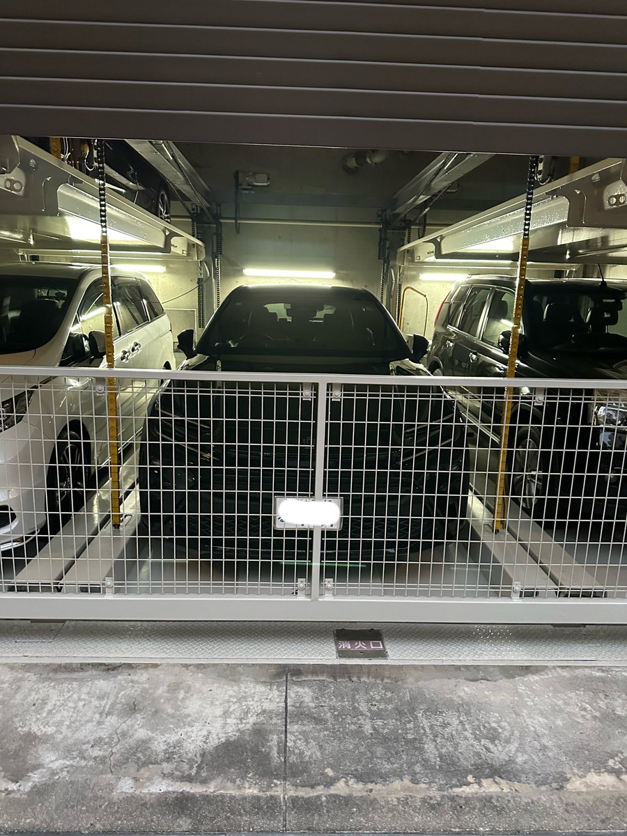 クラウンスポーツ納車、立駐の車高15mm、車幅30mmオーバーを無理言って許可とりました。タイヤ幅スレスレの為一発駐車は無理でした…😢因みにオススメはしません。
