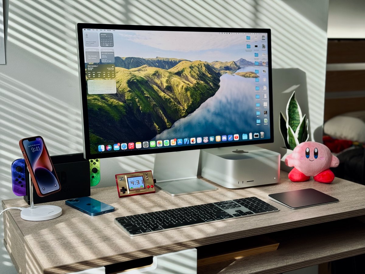 DylanMcD8's tweet image. Been sitting on these pics for a while but... here's my new setup in my college apartment!

Featuring:
– Mac Studio (M2 Max)
– Studio Display
– Nintendo Switch OLED
– Game and Watch remake
– iMac G4
– A display of my favorite  products
– Kirby!