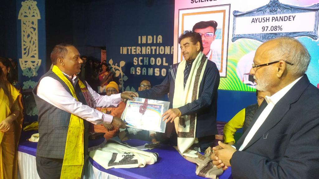 Honoured & privileged to have attended the Annual Day Function of the prestigious India International School, Asansol. Many important & eminent personalities attended. Accompanying us on the dias were well known learned #SwamiSomatmanand bright,well liked,admired, leader Deputy…