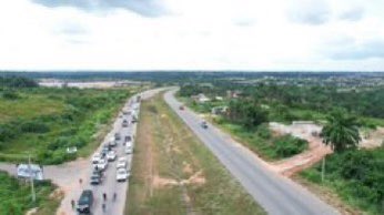 Minister of Works, Engr. Dave Umahi was at Enugu State yesterday to inspect the collapsed bridge between the New Artisan flyover and the Naira Triangle, at the Enugu – Port Harcourt expressway, and he has assured the people of its immediate reconstruction.

#TinubuRoadAgenda