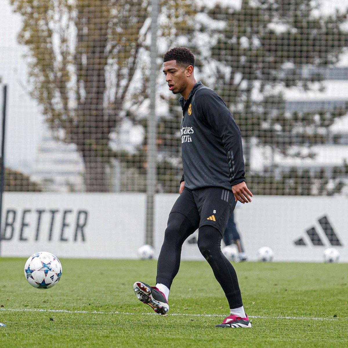 بيلي يرتدي حذاء زيزو في التدريبات✨🎩