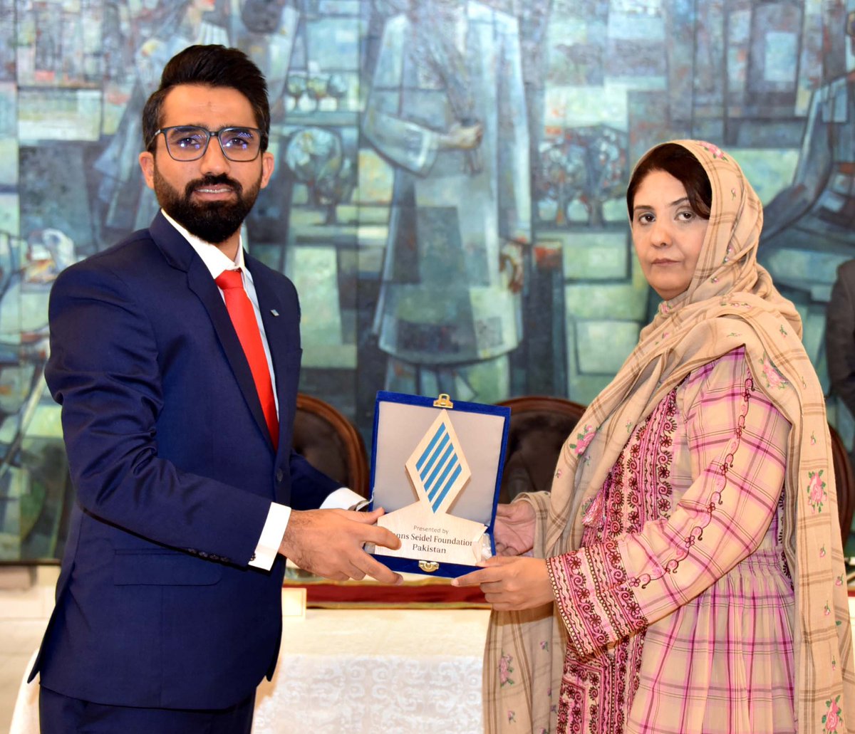 SenatePakistan's tweet photo. 1/2: Students from Model Council of Common Interests (CCI), a @HSF_Pakistan project visited Parliament House today. Interacting with Senator Sana Jamali, they gained insights into the Education Parliamentarians Caucus and the pivotal role of education in parliamentary affairs. https://t.co/T30mGOLiFw