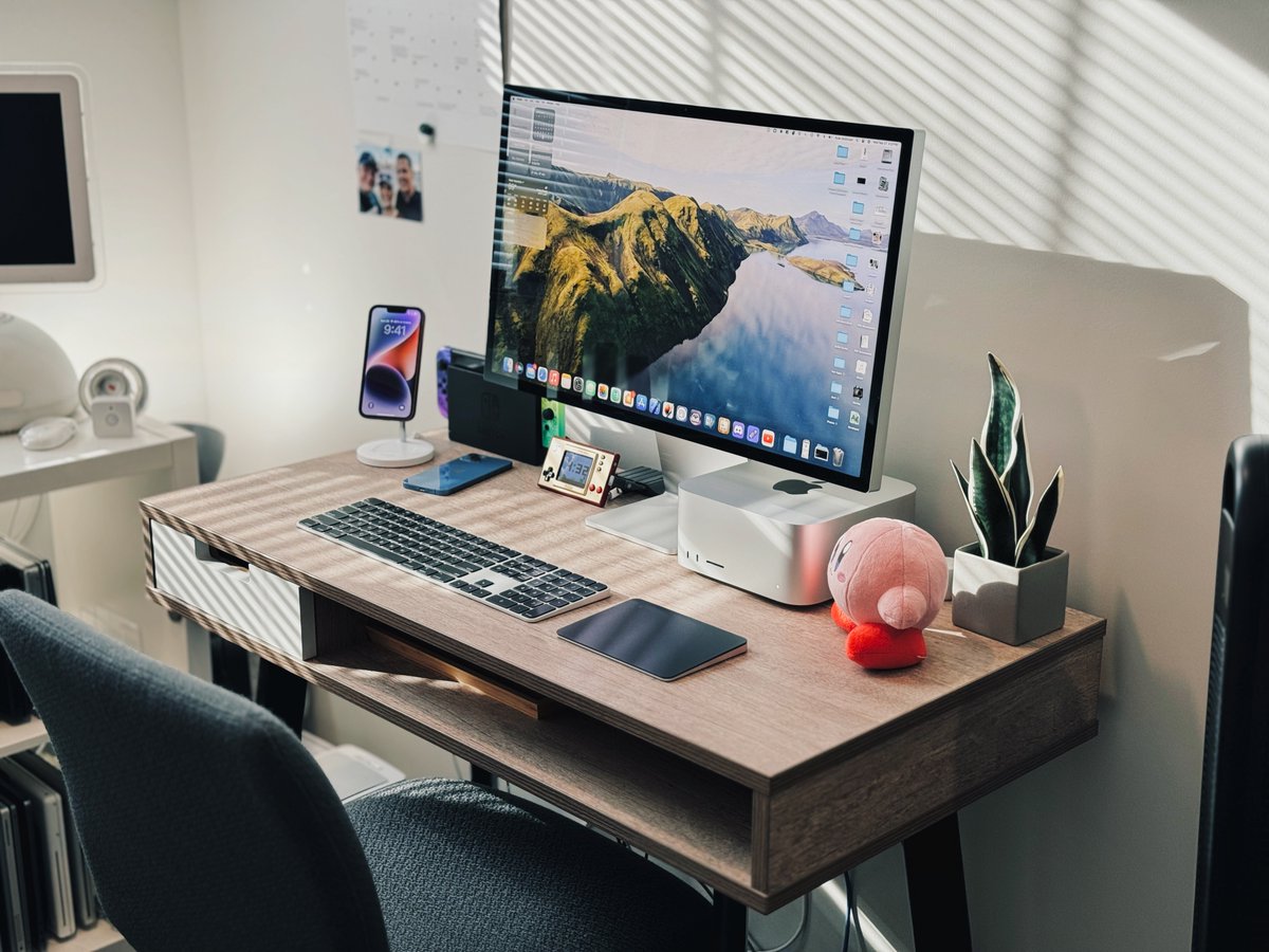 DylanMcD8's tweet image. Been sitting on these pics for a while but... here's my new setup in my college apartment!

Featuring:
– Mac Studio (M2 Max)
– Studio Display
– Nintendo Switch OLED
– Game and Watch remake
– iMac G4
– A display of my favorite  products
– Kirby!