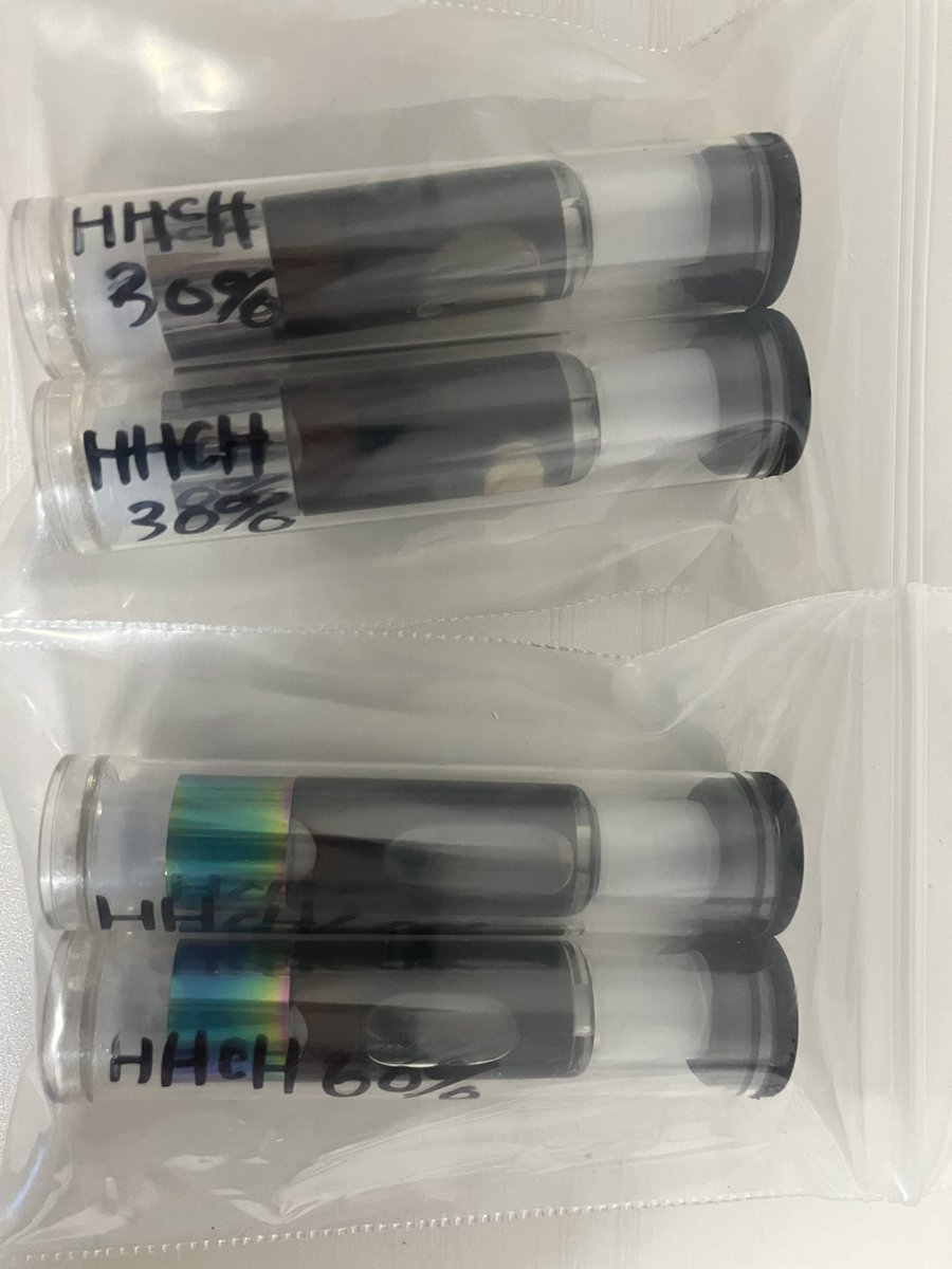 wave__cbd's tweet photo. 少し前に取扱していたHHCHBLACKの 60%が2本、30が2本余っております💦

販売するつもりはないのですが余っているのでRT先着で4名様にお送りします🎁

必ず12/123時59分までに、使用、破棄の方出来る方でお願いします！

それでは早い者勝ちでヨーイドン！！ https://t.co/VPBAdId4jB
