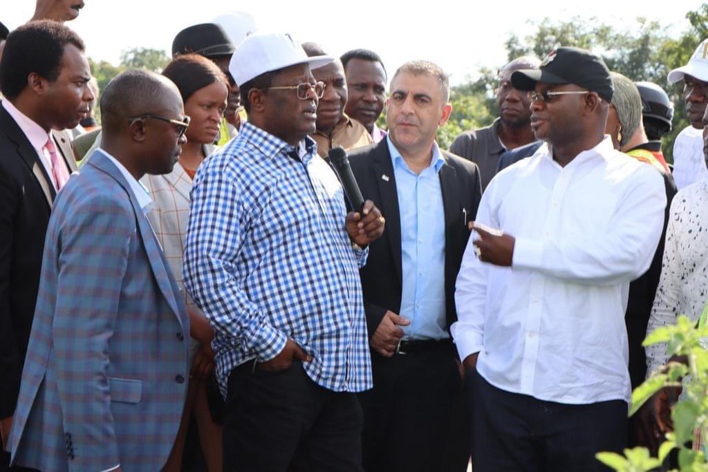 His excellency, The ministry of work, David Umahi Inspect the ongoing Rehabilitation Level of Eko Bridge through Apongbon Bridge with Access Ramps in Lagos State. #TinubuRoadAgenda

✅