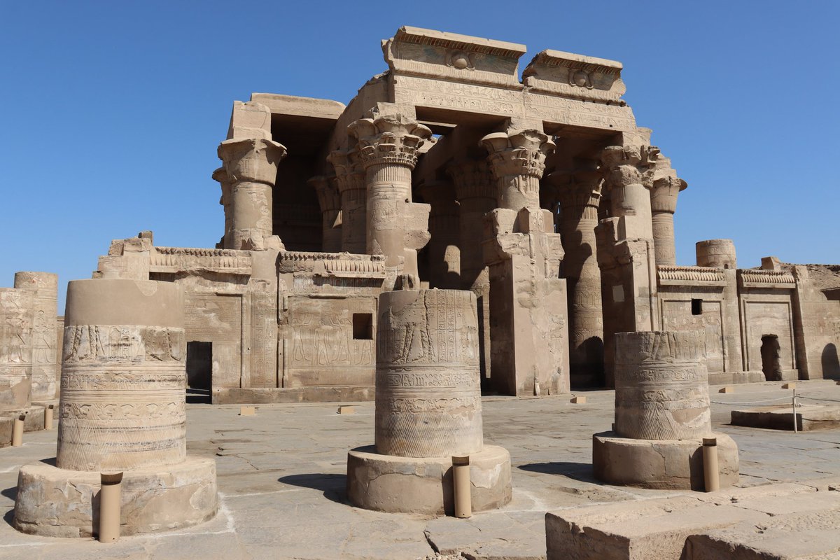 Valent1boyer's tweet photo. The ptolemaic Temple of Kom Ombo dedicated to the crocodile god Sobek and to the falcon god Haroeris 🤩
#Egypt #sobek #ombo https://t.co/8XykGOdc04