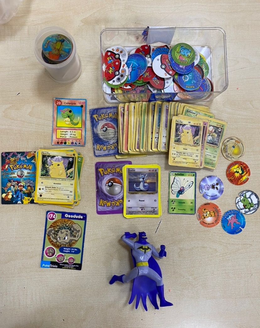 Merhaba arkadaşlar nasılsınız..? 
Resimlerdeki gibi taso-oyuncak ve ateri -  ateri kasedi arıyorum.Elinizde taso-oyuncak- Oyuncu kartları-Eskiye dair ürünler -Ateri kasedi var mıydı ve  Çevrenizde olan varsa da bana yönlendirir misiniz.