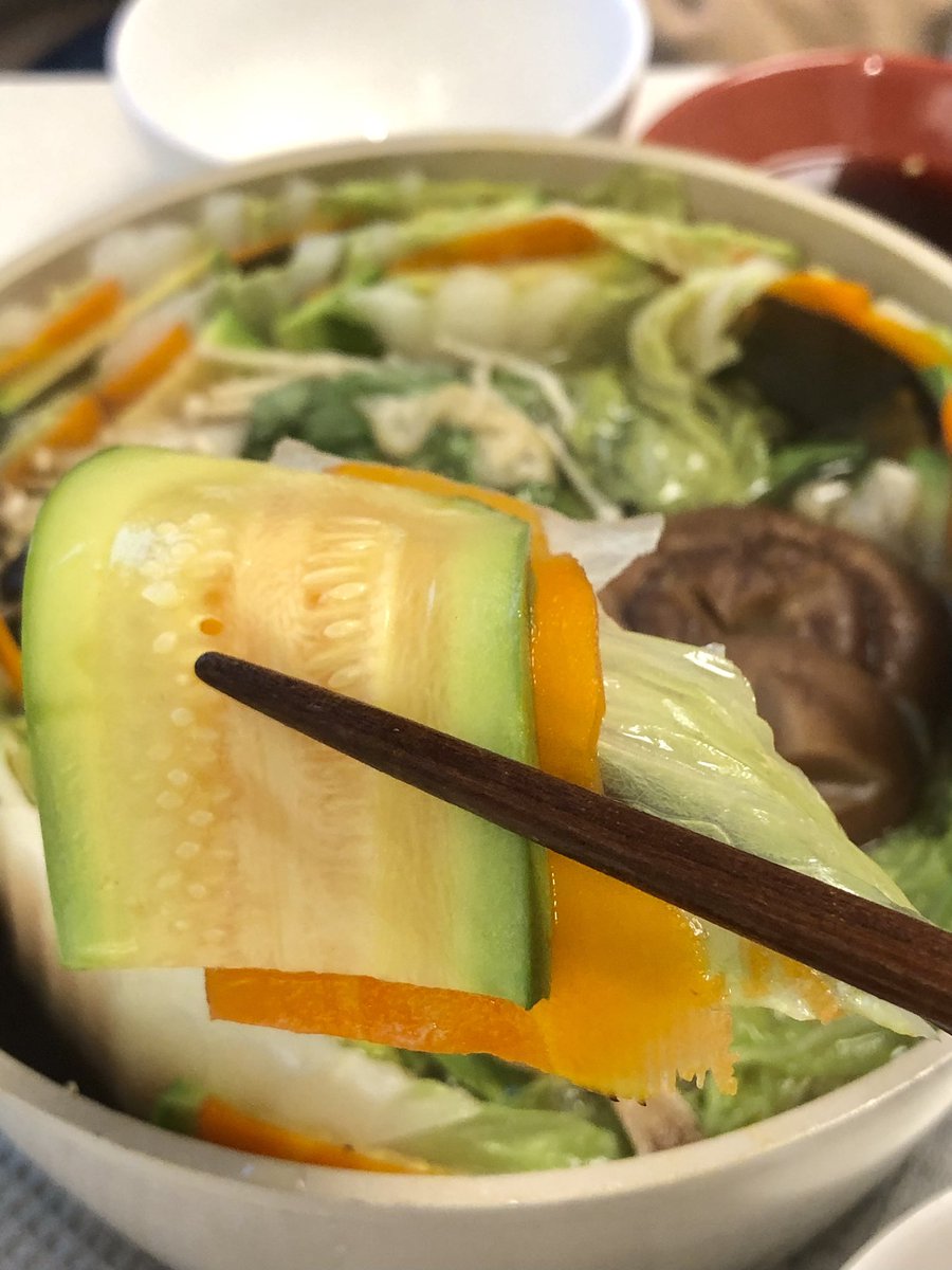 채소 밀푀유 나베🥬🥕
올 겨울은 이거다..

- 당근 슬라이서로 얇게 썰고 애호박 2mm 두께로 썰기
- 배추, 당근, 애호박, 배추 순서로 쌓아 4등분으로 자르기
- 냄비에 차곡 차곡 담아 채수 넣고 끓이면 채소 듬뿍 밀푀유 나베 완성🍲

배추, 애호박, 당근 삼합
매콤 간장소스에 콕 찍으면 천상의 맛