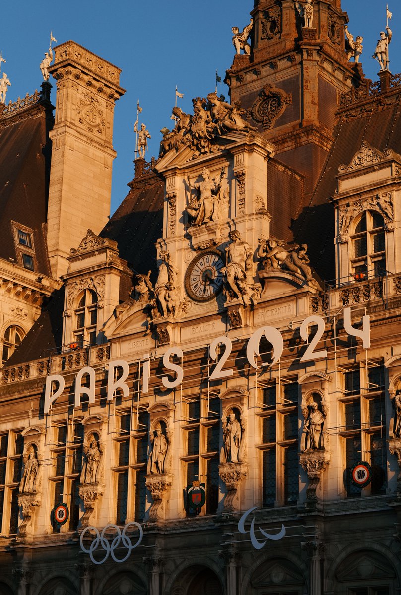 A taste of Paris 2024 on the city hall! The look of the Games that will be deployed all around the venues in France starts its journey in Paris ! Come have a look if you're around and tag @Paris2024 on your stories 📲