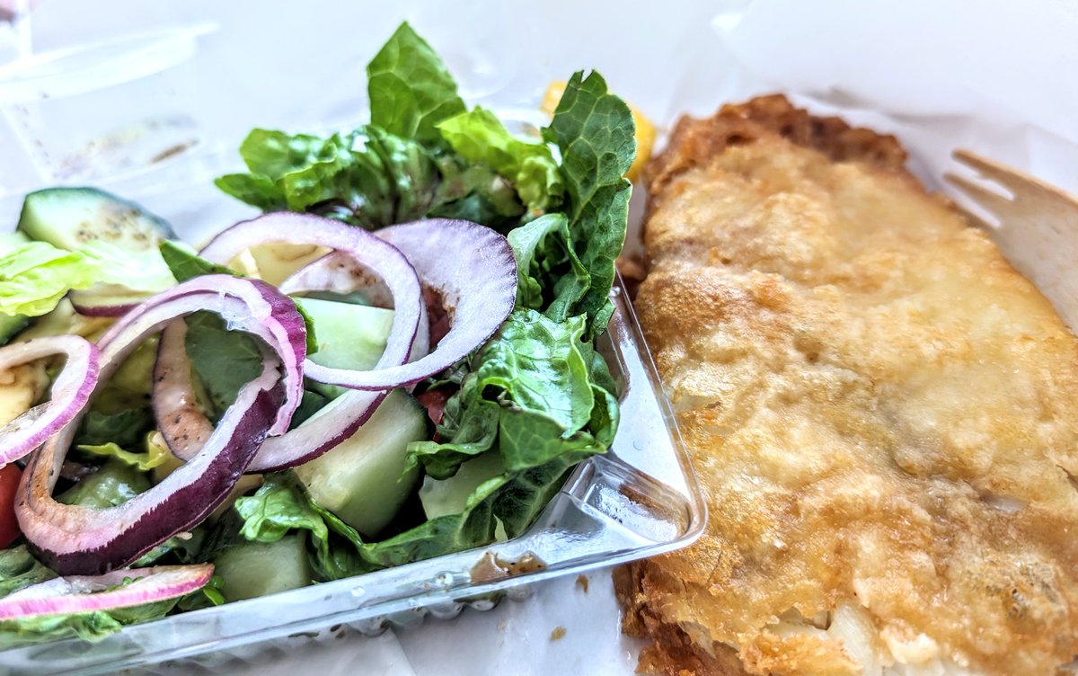 OZZY_GiRL_'s tweet image. Fresh snapper and salad 🥗 Lunch by the sea ⛵ 🐟
Perfect weather for it 🥰 #seafood #lunchwithaview #sunnyday