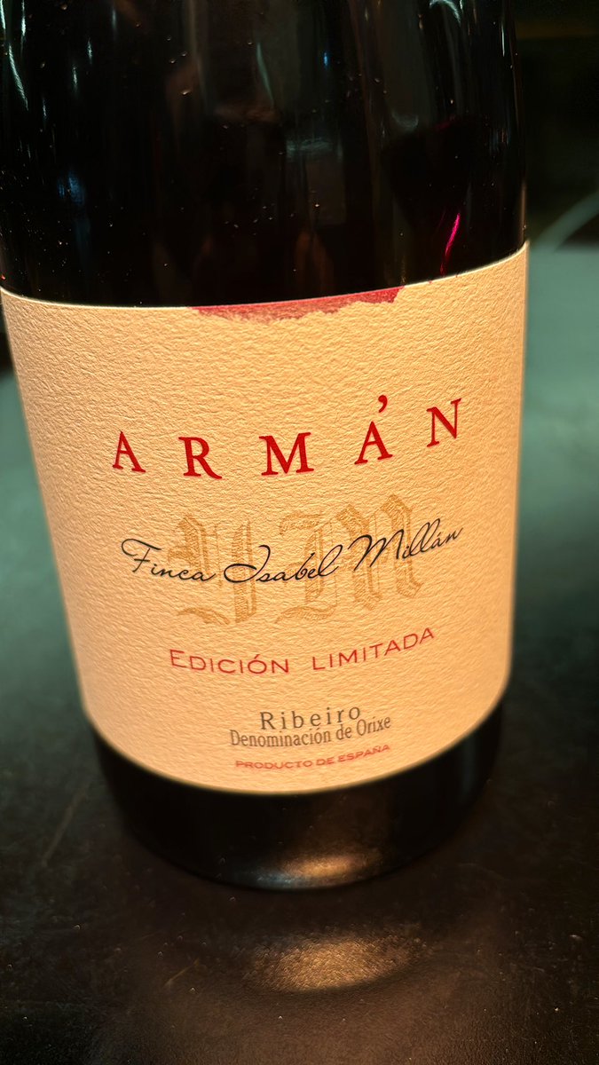 Me gustó Miga, su cocina, la frescura de su servicio, la calidad e impronta de su cocina, apegada a la tierra pero sin discursos. Aquí nadie te cuenta nada, traen platos, los cantan, y disfrutas.
Crema de puerros.
Croqueta de gambas.