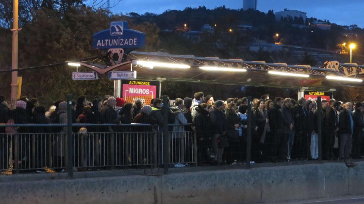 darkgundemx's tweet photo. İstanbul'da fırtına nedeniyle vapur seferleri iptal edilince Marmaray ve metrobüste yoğunluk oluştu. https://t.co/AE3uEGivIi