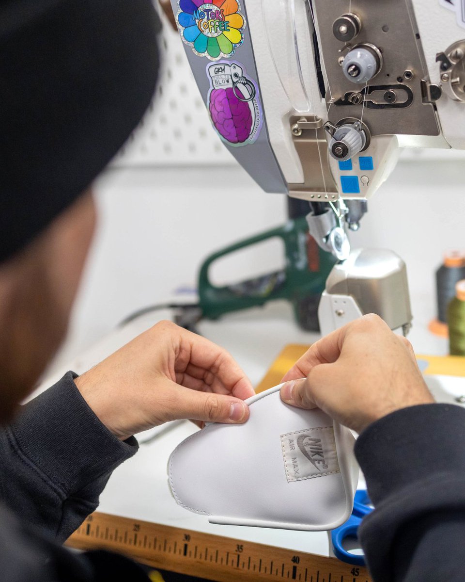 pariscommerces's tweet photo. - COMMERCE INSTALLÉ -
Sneaker Atelier, l’atelier qui répare et personnalise vos baskets ! 👟🛠

Créé par un spécialiste de la cordonnerie, l’atelier vous propose d’upcycler vos baskets afin de leur donner une seconde vie.
📍114 boulevard Brune #Paris14 - @Paris_Habitat https://t.co/7GytvCA3xW