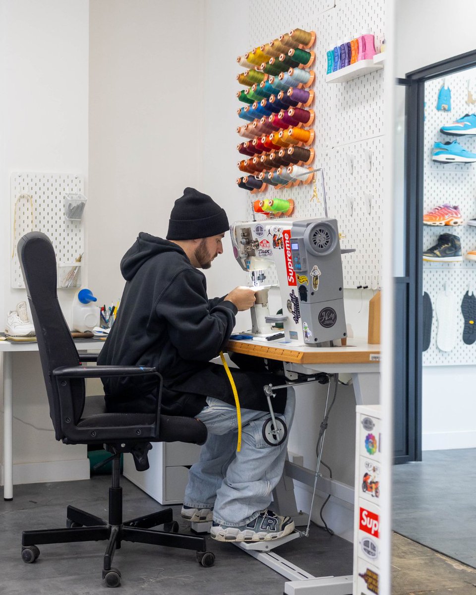 - COMMERCE INSTALLÉ -
Sneaker Atelier, l’atelier qui répare et personnalise vos baskets ! 👟🛠

Créé par un spécialiste de la cordonnerie, l’atelier vous propose d’upcycler vos baskets afin de leur donner une seconde vie.
📍114 boulevard Brune #Paris14 - <a href="/Paris_Habitat/">Paris Habitat</a>