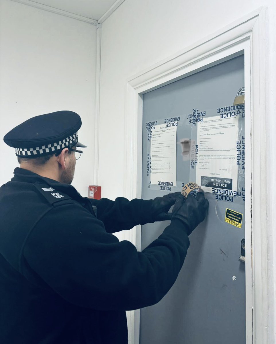 MPSHarlesden's tweet image. #HarlesdenTCT were successful in obtaining a full 3-month #ClosureOrder for the 2nd flat in the same block due to the occupants involvement in #drugs, causing #ASB. Officers continue to use Closure Orders across #Harlesden town centre, with over 35 already obtained.