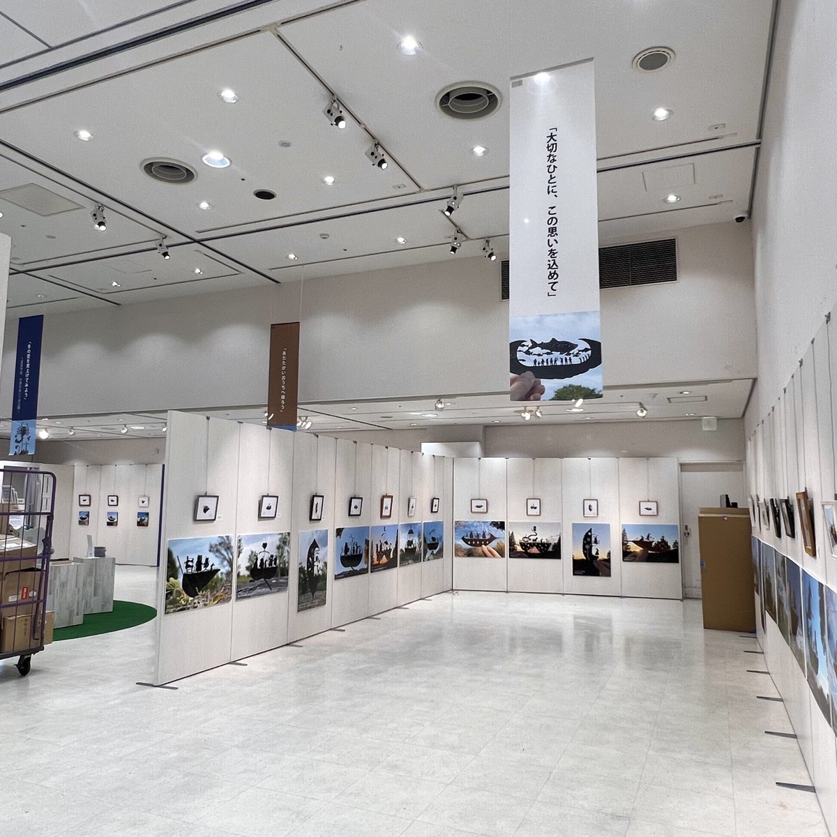 lito_staff's tweet photo. リトさんと一緒に作品展の設営準備中…

展示スペースも広くて皆さんにゆっくり作品を楽しんでいただけそうです😊 https://t.co/r6qmHJyQBQ