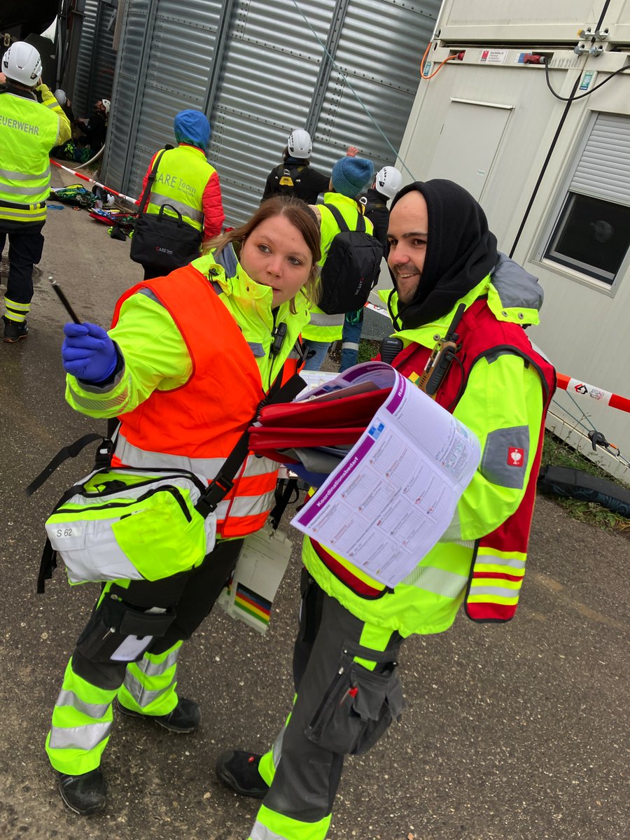 AmbulanzSense's tweet photo. Anfang Monat wirkten wir bei der #Hauptübung des #FeuerwehrBataillon #Sense ZENTRUM mit.  2 Szenarien mit mehreren verletzen &amp; beteiligten Personen waren zu bewältigen.
#Stützpunkt #Zentrum #Düdingen #Ambulanz #Rettungsdienst #ManV #EinsatzleitungSanität #ELSan #übung #zämestarch https://t.co/uHzMHYYbew