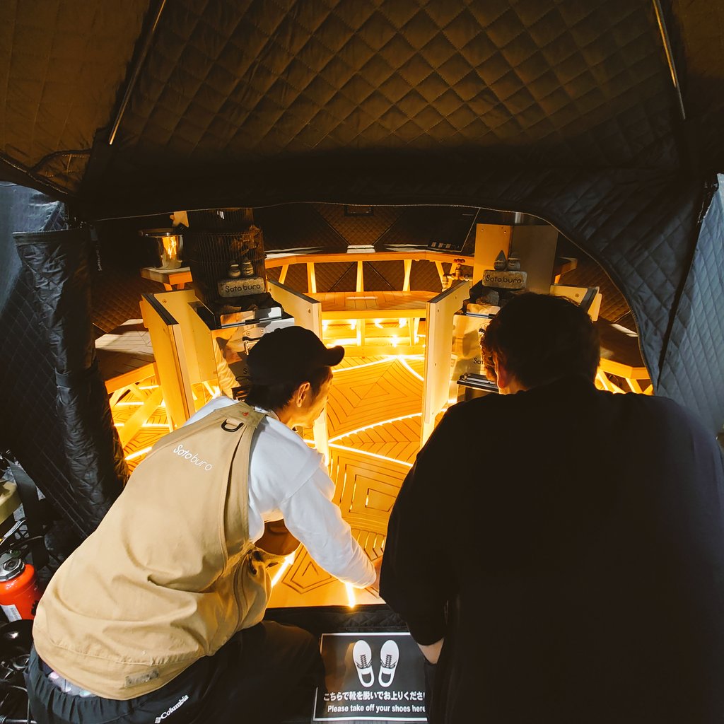asahi_wood_gear's tweet photo. レジャー＆アウトドアジャパンでSotoburoさんのブースに伺いました！

こちらの床とベンチの天板は弊社で製作させていただきました😊
正直めちゃめちゃカッコイイです🤣笑

一般販売もできるよう改良していきます💪 https://t.co/pexa4NCUk5