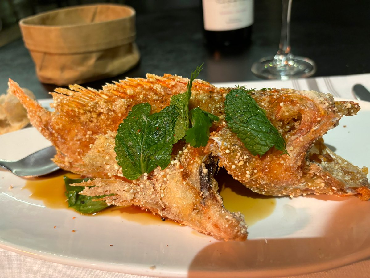 Muy interesante la tortilla aireada de mejillones.
Como un cremoso huevo entre revuelto y tortilla cubierto por una piel de tortilla como si fuese una falsa lasagna.
Magnífico el pez (una variante del cabracho) frito entero para comer todo, espinas incluidas, con la mano.
En Miga