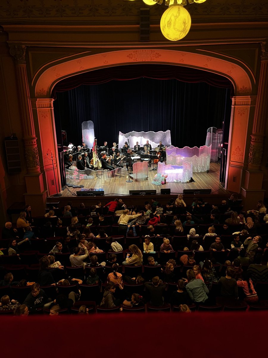 Volle bak bij #de kleine Neptunus van ⁦@phion_orkest⁩ in ⁦<a href="/SGZKampen/">Stadsgehoorzaal</a>⁩  Balkon zit ook vol