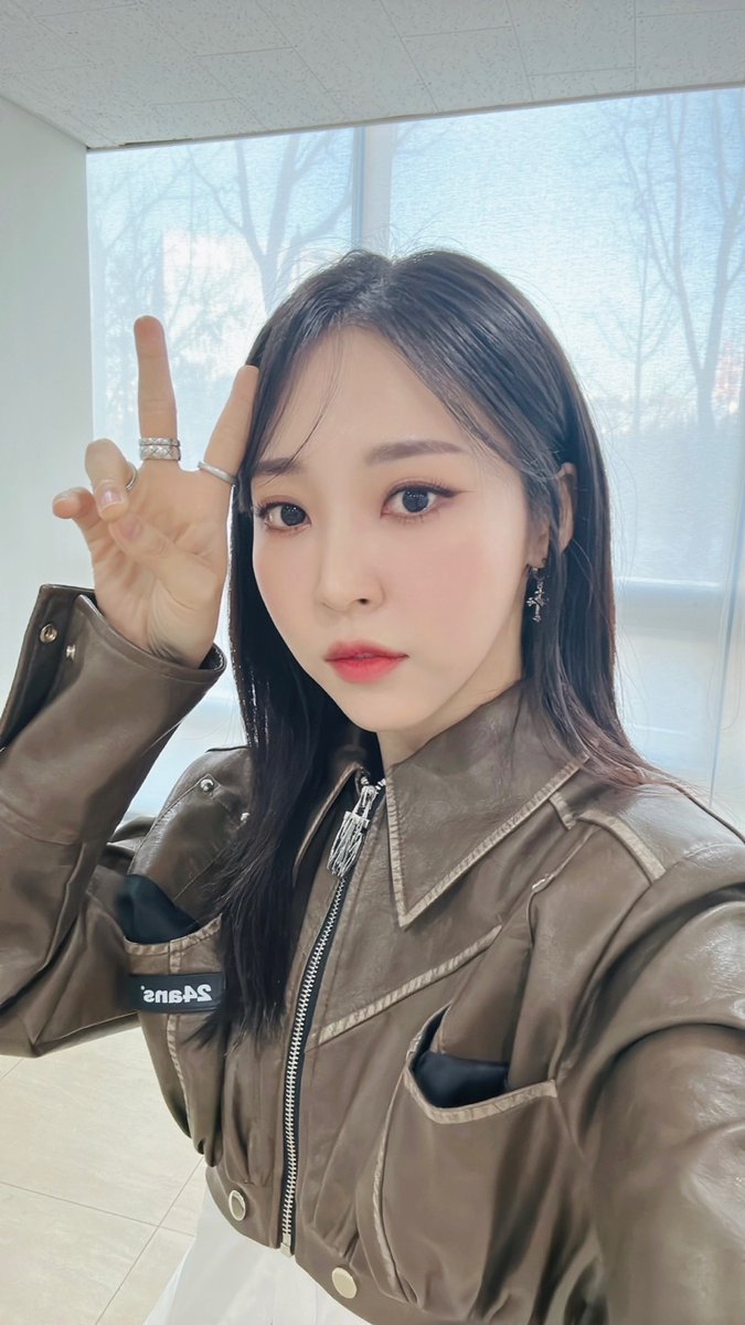 [#문별] 잠시 후 8시 NAVER 'NPOP'에서 공개되는 '보도블록123' 무대🚦 피처링으로 무대를 가득 채워준 별이와 함께 수요일 저녁도 시간 가는 줄 모르게 보낼 준비되셨나요❔🤎 #마마무 #MoonByul #보도블록123