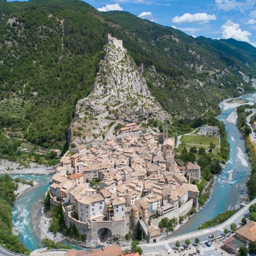 🇫🇷 Le village d’Entrevaux, dans les Alpes-de-Haute-Provence, semble dévaler la montagne ! Très belle journée à tous ! 🍀☀️ 

📸 Sébastien Botella
