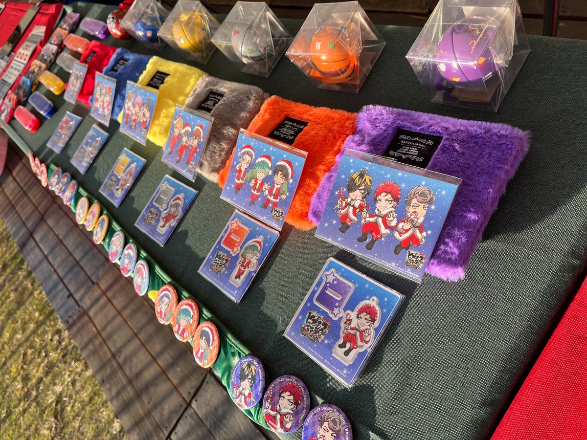 illumifoodfes's tweet photo. 横浜赤レンガで開催中の
#イルミフードフェス

サンタ衣装のヒプマイコラボグッズ
同時通販を受付中🎄
来場が難しい方もご自宅へお届けします🎁

※お届けは12月中旬を予定しております
※オーナメント&amp;ステッカーセットの同時通販はございません
https://t.co/dHgx4X48ma

#ヒプマイ　#ヒプアニ2期 https://t.co/Rwl4eSZLum