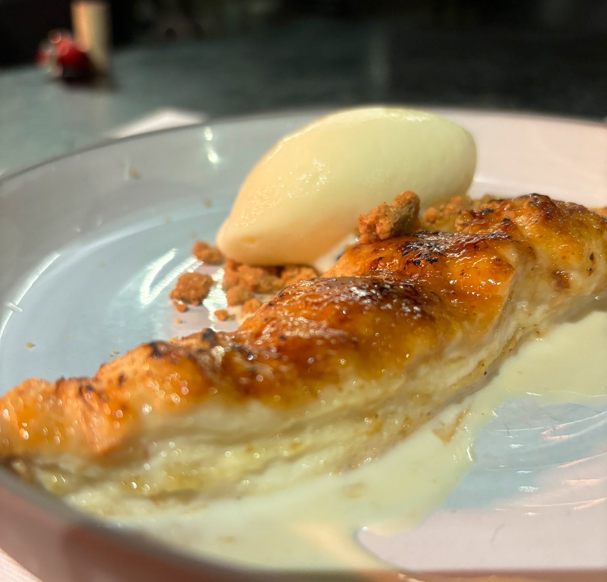 La cacheira es fantástica, muy crujiente en el exterior, fundente dentro, adictiva.
Y servida con grelos con chorizo, gloria bendita.
Torrija de croissant.
Miga, Coruña.