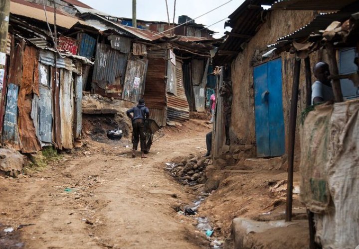 KaberiaCommoner's tweet image. The politicians opposing the affordable housing program have morgatges, they live in bungalows. They don't care whether hustlers sleep nests or in the bush. 
Boma Yangu benefits
#LordsOfPoverty