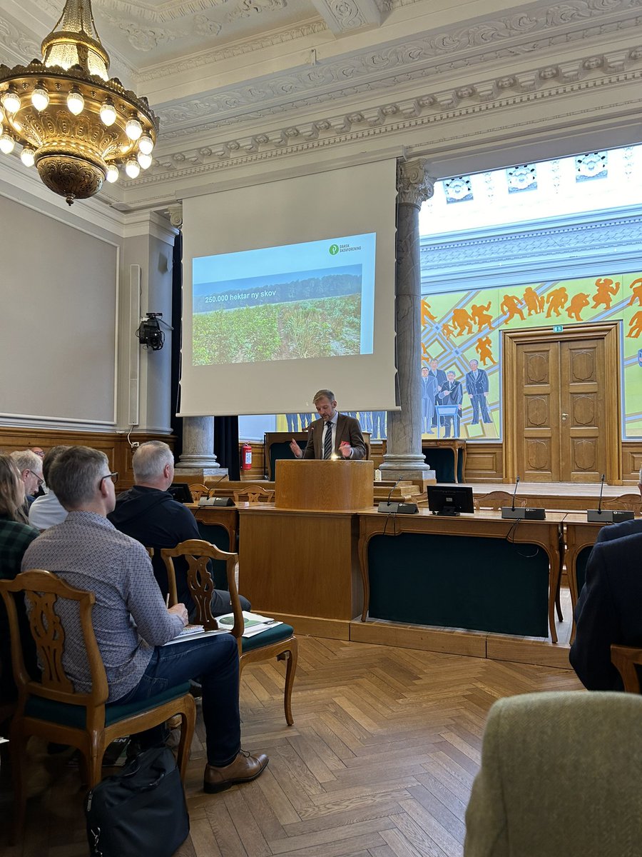 Glæder mig til en spændende Skovkonference - tak til <a href="/Skovforeningen/">Dansk Skovforening</a> for et spændende program. Temaet er mega relevant - hvordan øger vi skovarealet med 250.000 ha - noget vi også bruger en del energi på i #skovrådet