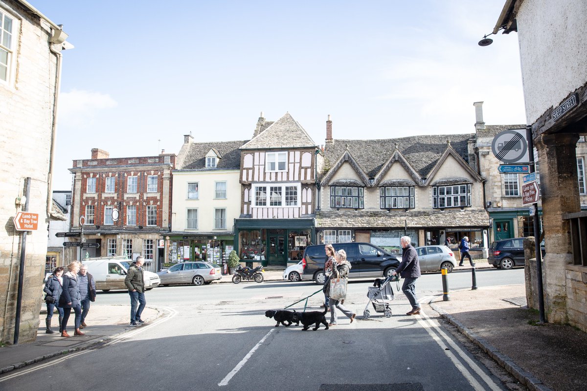CotsTourismBiz's tweet photo. Two Cotswold locations made it into the list of top ten high streets for independent shops in the UK following research commissioned by American Express Shop Small &amp; Globaldata. Congratulations Broadway &amp; Burford.
https://t.co/ZTFr5xhaZS https://t.co/mBpPAMQfMp