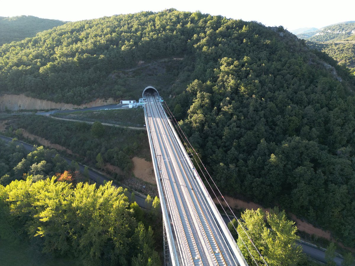 Adif_es's tweet photo. 🔜 #HolaAsturias 👋 ¡Hoy damos la bienvenida a #Asturias a la red de #AltaVelocidad! Y lo hacemos con la mayor obra de #ingeniería realizada en España, tras superar un desafío técnico, tecnológico y humano sin precedentes. https://t.co/FhlcXP6CLu