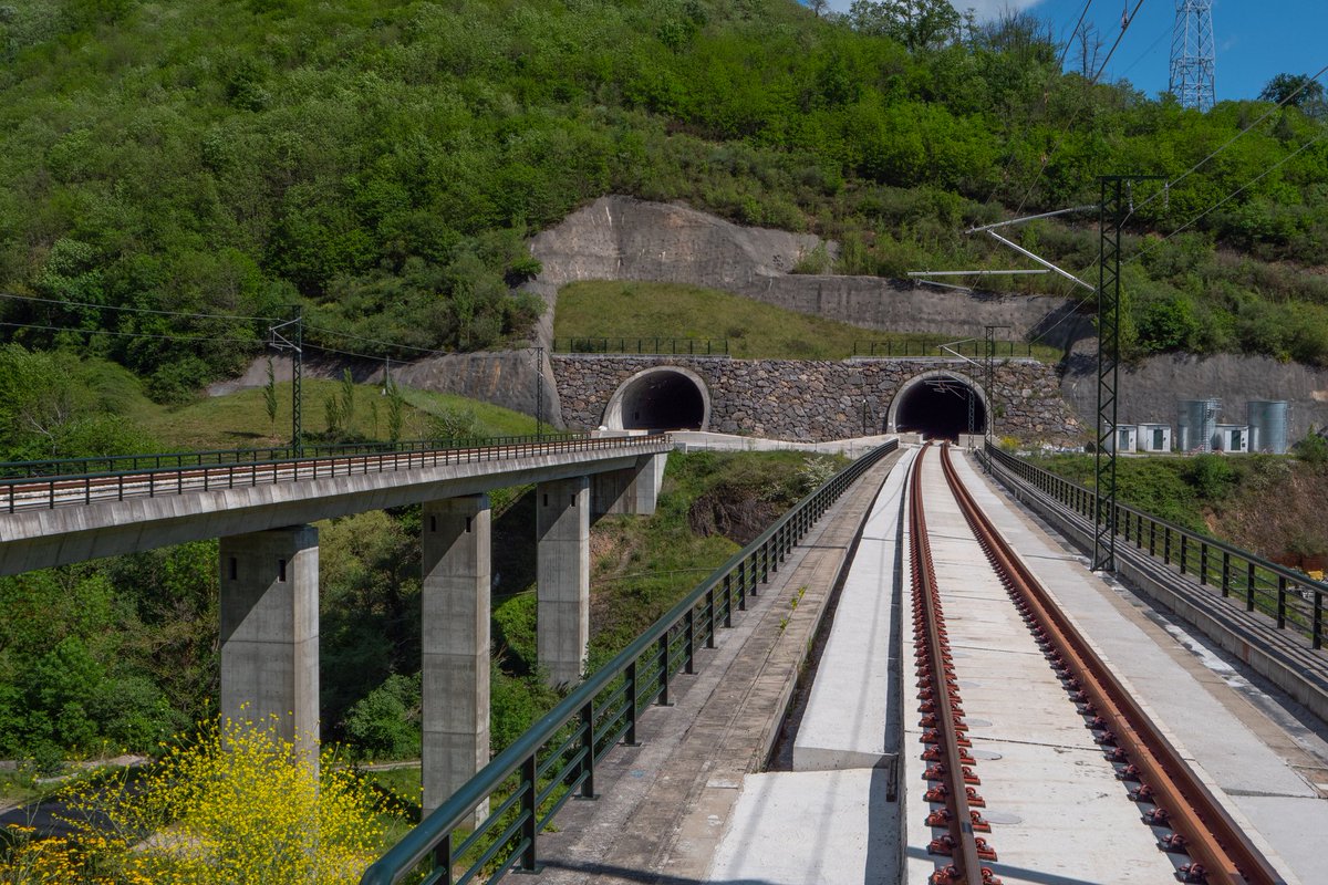 Adif_es's tweet photo. 🔜 #HolaAsturias 👋 ¡Hoy damos la bienvenida a #Asturias a la red de #AltaVelocidad! Y lo hacemos con la mayor obra de #ingeniería realizada en España, tras superar un desafío técnico, tecnológico y humano sin precedentes. https://t.co/FhlcXP6CLu