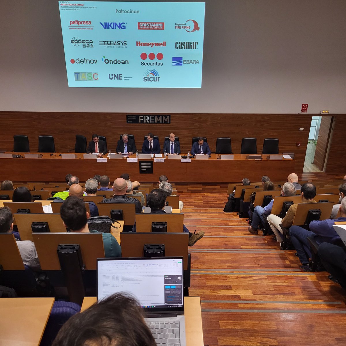 TECNIFUEGOAESPI's tweet photo. Inauguración del #DiadelFuego #Murcia en la sede de @fremm_es 
Transformando los retos en oportunidades.  Colaboran #ADEIM y #FREMM 
'Nuevos riesgos que requieren nuevas soluciones. En #TECNIFUEGO Renovamos el compromiso con la excelencia y el objetivo #VíctimasCero ' https://t.co/hkmya59As0