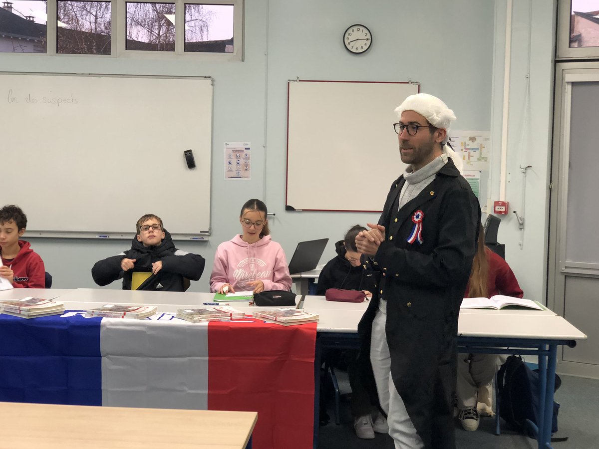 Révolutionnaire ❗️Le privilège d’une pédagogie innovante. Les élèves du collège Georges David <a href="/ClgGDavid86/">Collège de Mirebeau</a> explorent la révolution française en reconstituant un tribunal révolutionnaire avec Thomas Rousseau, professeur d’histoire géographie.