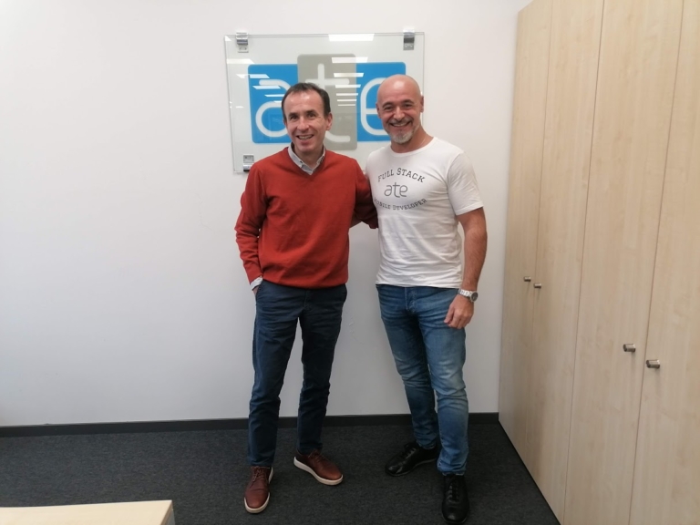 ATEgrupo_'s tweet photo. Artículo de @grupospri donde se habla de los inicios de #ATEmobile, división de negocio de #ATE.
🛸«𝙀𝙣 𝙤𝙘𝙖𝙨𝙞𝙤𝙣𝙚𝙨 𝙣𝙤𝙨 𝙢𝙞𝙧𝙖𝙗𝙖𝙣 𝙘𝙤𝙢𝙤 𝙨𝙞 𝙛𝙪é𝙧𝙖𝙢𝙤𝙨 𝙢𝙖𝙧𝙘𝙞𝙖𝙣𝙤𝙨, 𝙗𝙖𝙟𝙖𝙙𝙤𝙨 𝙙𝙚 𝙪𝙣𝙖 𝙣𝙖𝙫𝙚 𝙚𝙨𝙥𝙖𝙘𝙞𝙖𝙡.»
https://t.co/TLcWNuND6D https://t.co/oIp69v7DDb