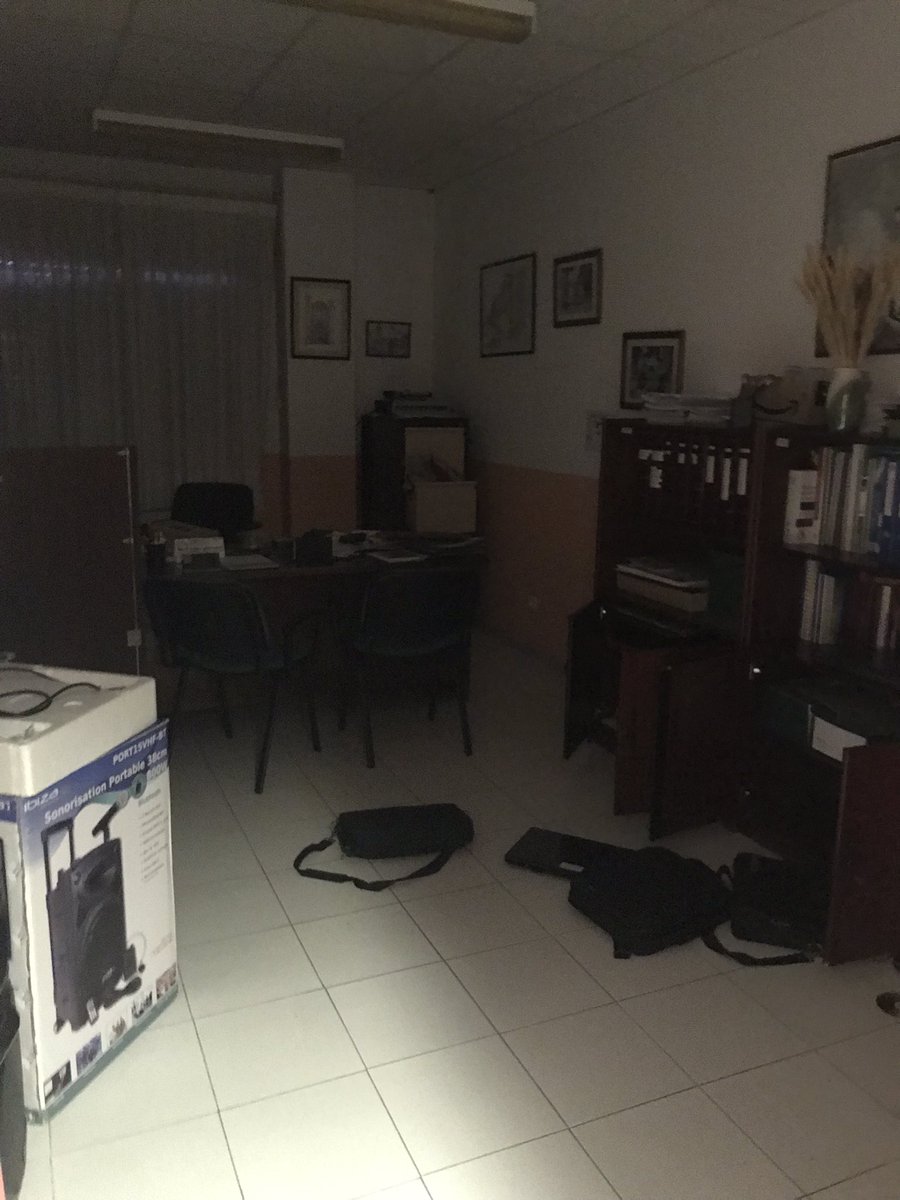 davidsbm_1's tweet photo. El sentimiento de indefensión es mayúsculo en la comunidad educativa del @ELMARINAESCOBAR ante los reiterados robos que sufre el centro. Indignante. Este es el estado en el que hoy hemos encontrado el centro. https://t.co/1Z4pyTGesv