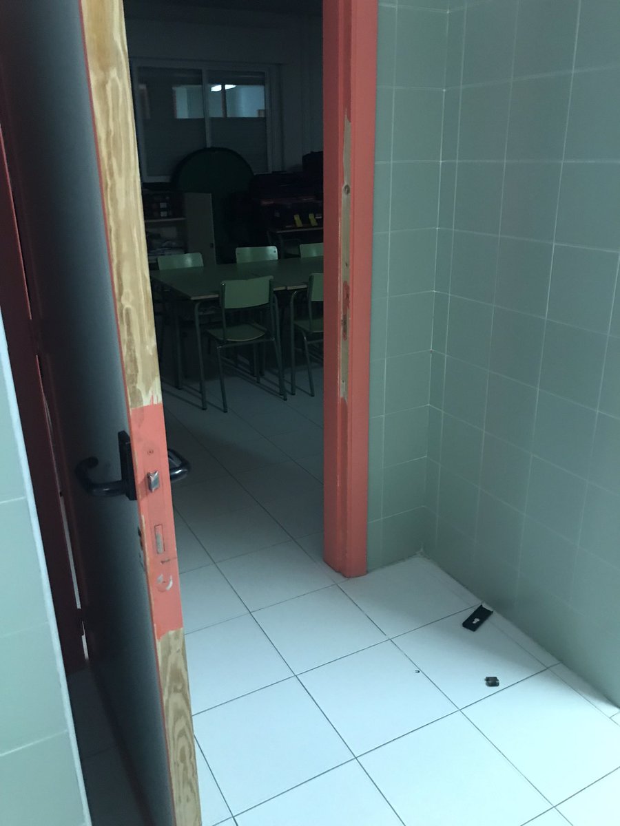 davidsbm_1's tweet photo. El sentimiento de indefensión es mayúsculo en la comunidad educativa del @ELMARINAESCOBAR ante los reiterados robos que sufre el centro. Indignante. Este es el estado en el que hoy hemos encontrado el centro. https://t.co/1Z4pyTGesv