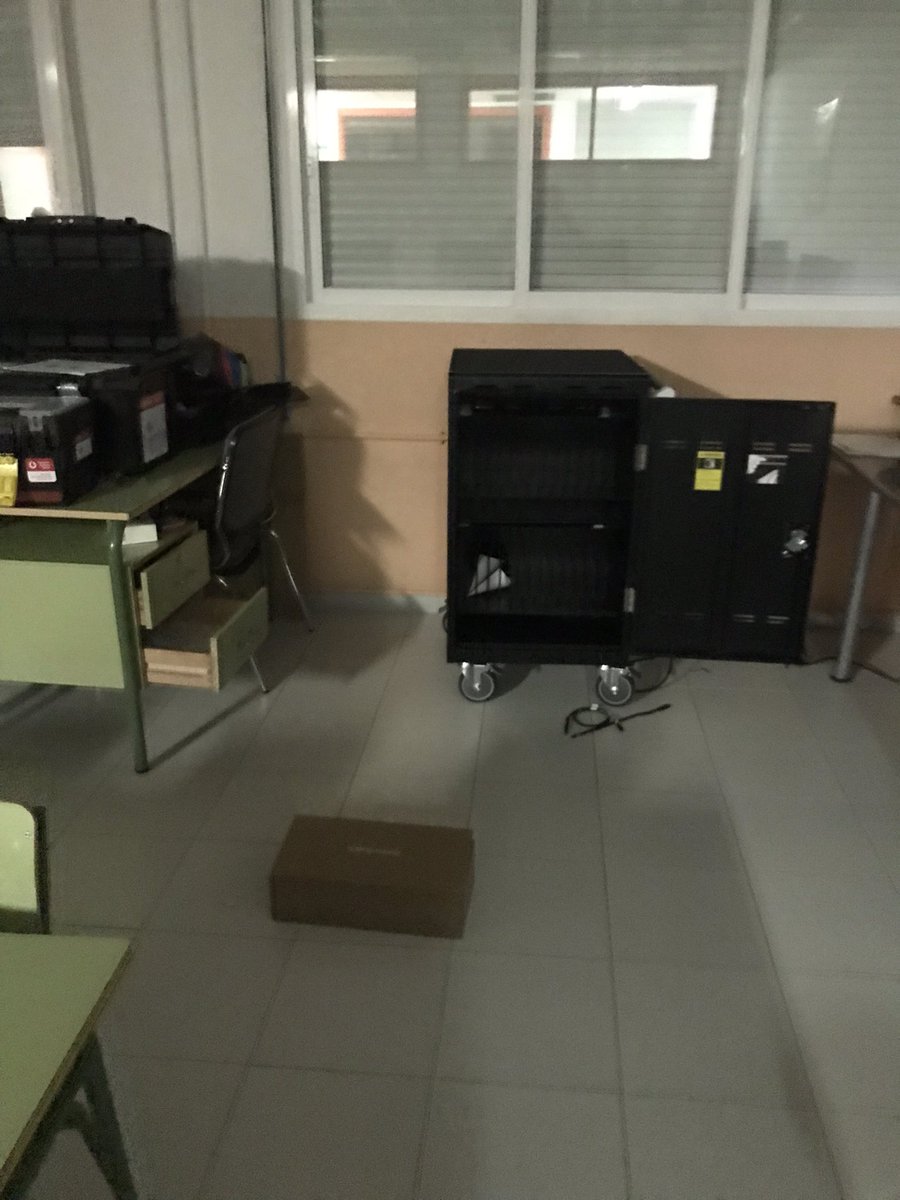 davidsbm_1's tweet photo. El sentimiento de indefensión es mayúsculo en la comunidad educativa del @ELMARINAESCOBAR ante los reiterados robos que sufre el centro. Indignante. Este es el estado en el que hoy hemos encontrado el centro. https://t.co/1Z4pyTGesv