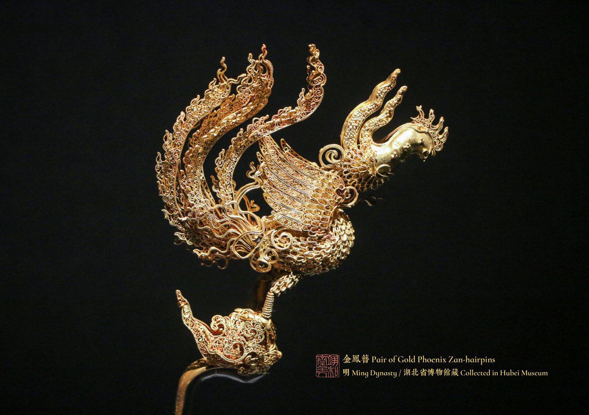 SeanTBM100's tweet photo. #MingKings
Pair of gold phoenix Zan-hairpins
Ming Dynasty
Collected in Hubei Museum
金凤簪/明/湖北省博物馆藏
Ps: 《明会典》载亲王妃冠服有“金凤一对,口衔珠结”。魏妃的金凤簪簪头为镂空单立凤,凤立于镂空祥云之上。 https://t.co/eXH6DIu2Nr