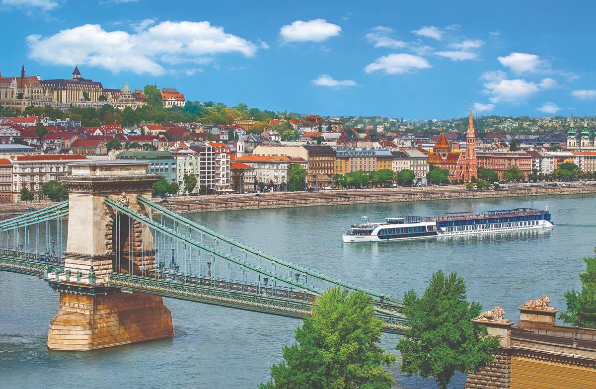 LuxuryCuises's tweet photo. Exploring Budapest along the Danube: a blend of history and vibrancy! From Buda Castle to Chain Bridge, indulge in thermal baths, savor Hungarian flavors, and witness the city's nocturnal beauty. ✨ #Budapest #Travel https://t.co/UwvJmcHVmv