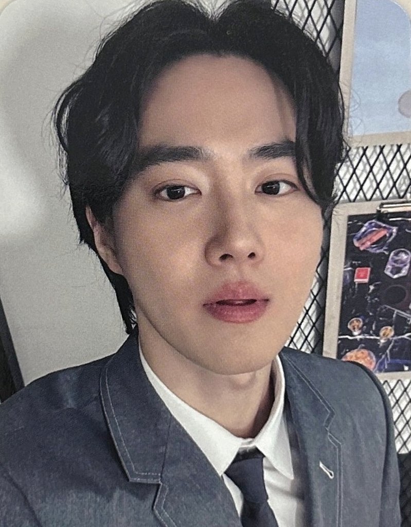 SUHOLOOK's tweet photo. #SUHO in grey suit ✨️ https://t.co/2SvRRwRxMc