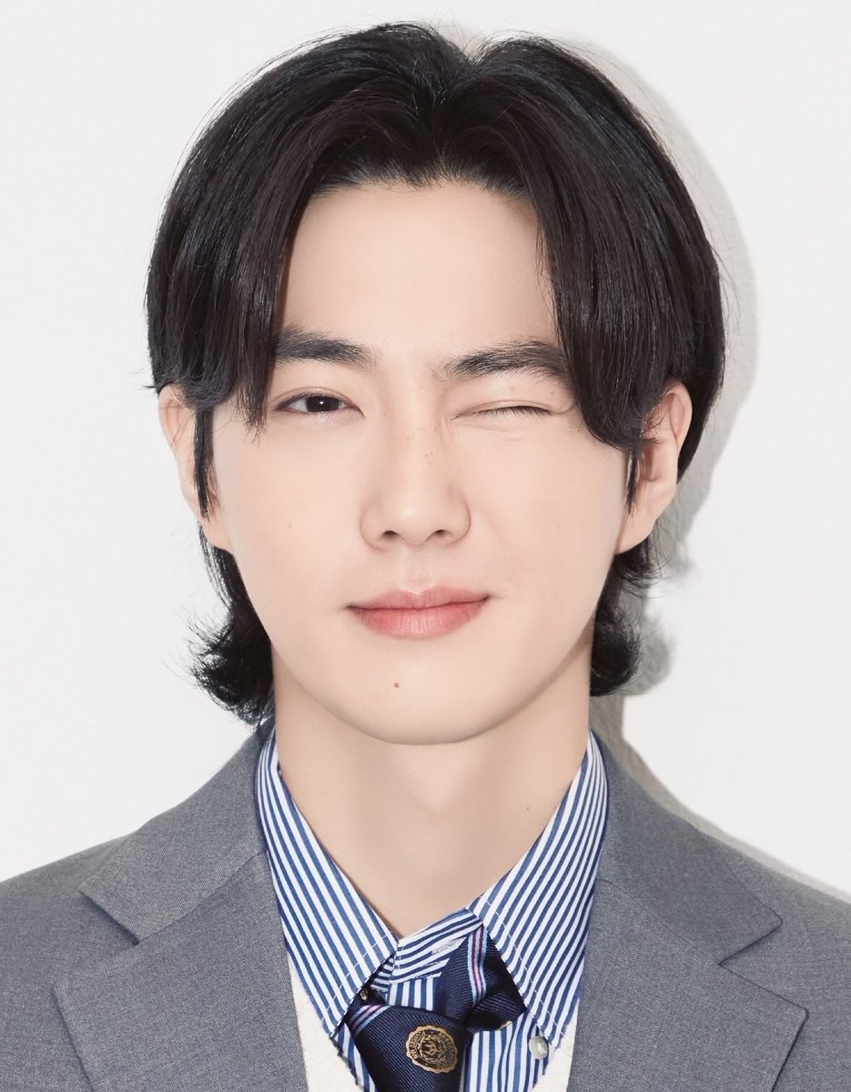 SUHOLOOK's tweet photo. #SUHO in grey suit ✨️ https://t.co/2SvRRwRxMc