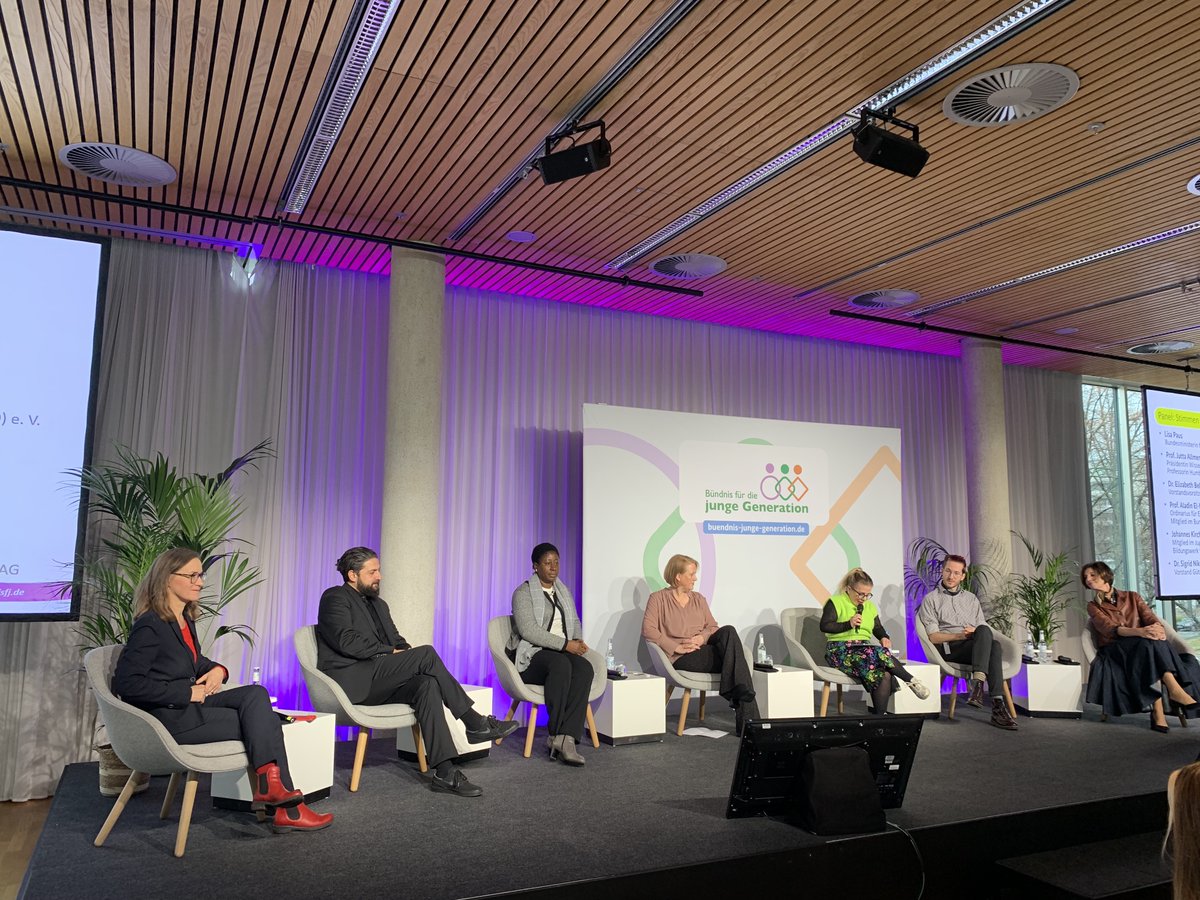 digitalechancen's tweet photo. Starker Call to Action von Lisa Paus: Das Bündnis für die junge Generation arbeitet 2024 unter dem Motto „Jungsein in Krisenzeiten“ gemeinsam für ein gutes Aufwachsen von Kindern und Jugendlichen in Deutschland. 
@lisapaus @inigamm #Bündnis #JungeGeneration https://t.co/C8GF4pnfXA