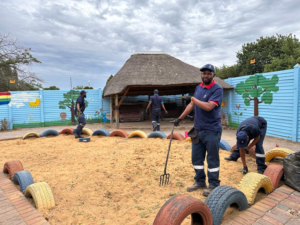 <a href="/SasolSA/">Sasol</a> volunteers at the Sasolburg Safehouse repainting the wall, cleaning the playground and planting vegetables in the garden for #GenderBasedViolence victims. #SasolForGood