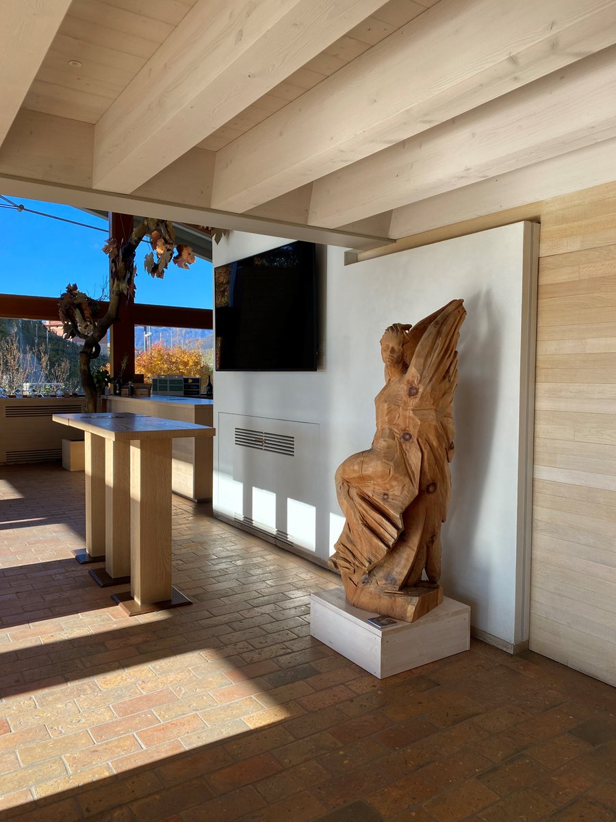 VINO E ARTE: prosegue l'iniziativa che abbina all'eccellenza dei nostri Valdobbiadene DOCG all'arte di Arianna Gasperina, che porta l'eleganza delle sue sculture in Sala Accoglienza!   Vi aspettiamo!   #valdobbiadene #ariannagasperina #colvetoraz