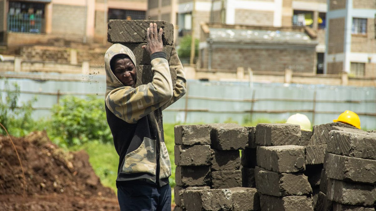 KaberiaCommoner's tweet image. Nashangaa Hawa ma-hustler waliingia kwa hii biz wataenda wapi. 

Boma Yangu Yenefits
#LordsOfPoverty