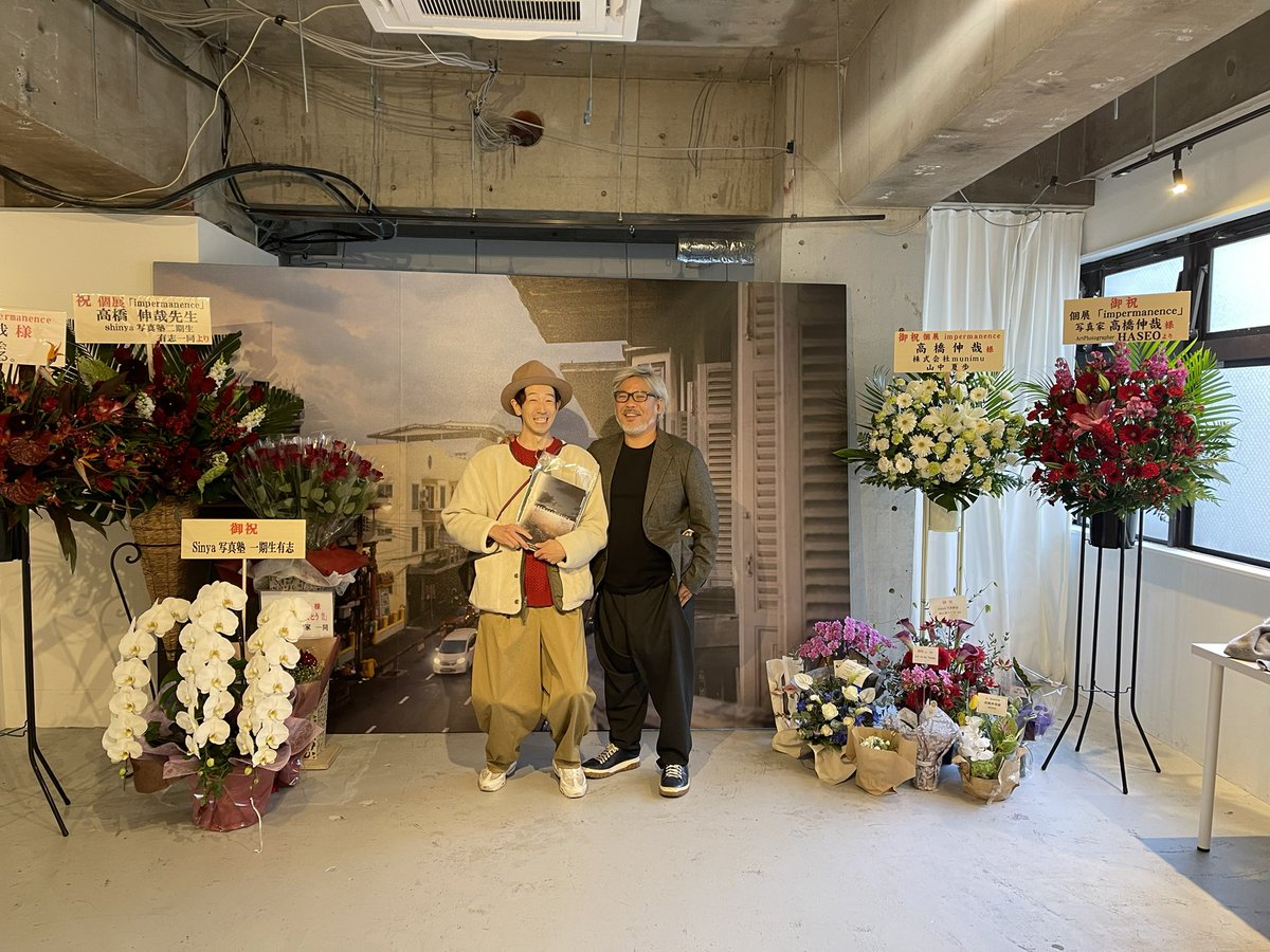 fun9nippon's tweet photo. 伸哉さんの個展に行ってきました！！
発売前のサイン付き写真集も買えたし、展示作品もどれも素敵でした😭
前にFUJIでコハラさんとの展示をされてた時ぶりに伸哉さんの作品を見てまた鳥肌が立ってました。
伸哉さんと背を合わせて撮ったのが
見返したら面白すぎました。
#高橋伸哉個展 #高橋伸哉写真集 https://t.co/SJeUqsiv8R